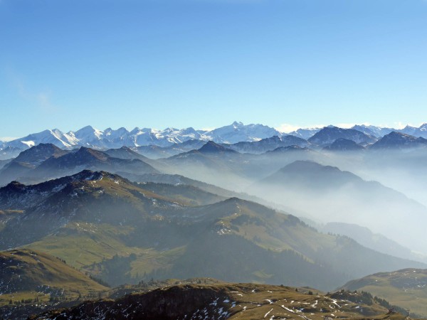 Blick vom Gipfel des Kitzbühler Horns nach S in die Hohen Tauern. Bildmitte Grossglockner,<br />links hinten Grosses Wiesbachhorn, der höchste Berg im Mittelgrund rechts Gaisstein ober-<br />halb vom Pass Thurn