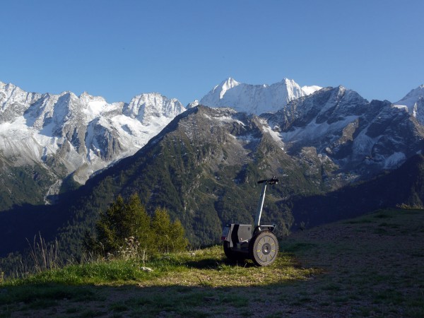 Vorplatz des ehem. Werks Tonale: Blick nach S zur Presanella (3558 m, links) und Cima di<br />Vermiglio (3458 m). Im Mittelgrund rechts Cima dei Pozzi (2890 m)