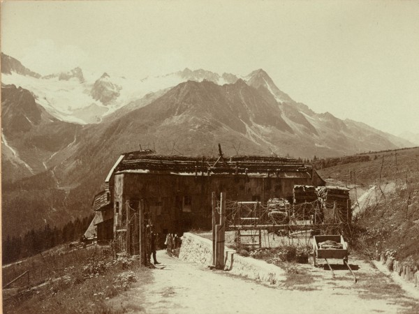 Eingangsseite (von O) des Werks Mero in einer Aufnahme 1915/1918. Im Mittelgrund die<br />Gruppe des Monticello; rechts oben Punta di Castellaccio (3029 m); links oben Presena<br />(3069 m).