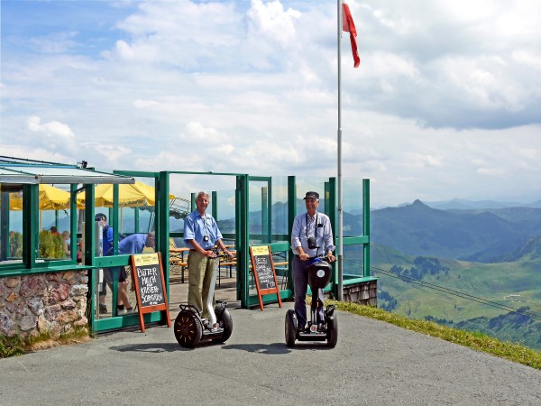 81739-seg und Wendelstein vor der windgeschützten Terrasse des Lokals Gipfelhaus.<br />Markanter Gipfel im Hintergrund rechts: Mahdstein 2063 m.