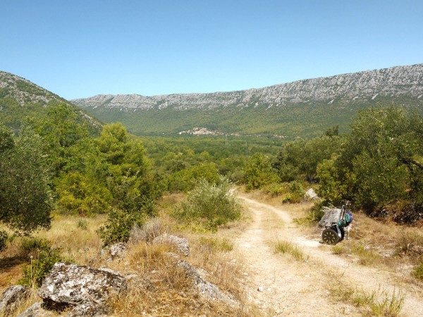 Auf der Suche nach dem Napoleonski Put bei Ston. Im Hintergrund die Ortschaft Česvinica.