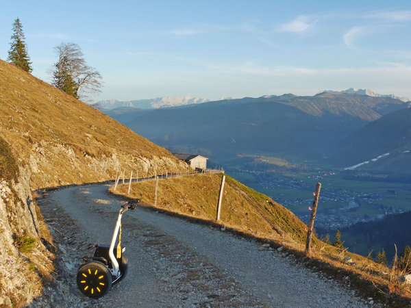 Kurz vor Sonnenuntergang an der Naringalm auf ca. 1100 m: Blick nach O und SO. Im<br />Hintergrund links: Berchtesgadener Alpen, rechts: Loferer Steinberge. Der flache Berg im<br />Mittelgrund rechts ist das Fellhorn (1765 m), das häufig von Reit im Winkl aus bestiegen<br />wird. Im Tal Kössen. Die weissen Flächen rechts sind Kunstschneeflächen, die man am<br />Unterberghorn schon vorsorglich angelegt hat.