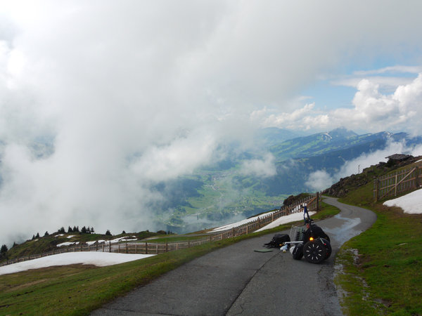 Wendepunkt im Gewölk bei 1830 m. Im Hintergrund der Gipfel der Hohen Salve.