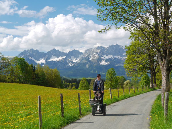 Knapp über dem Talgrund auf dem Radweg zum Bauernhofmuseum.<br />Im Hintergrund der Wilde Kaiser.